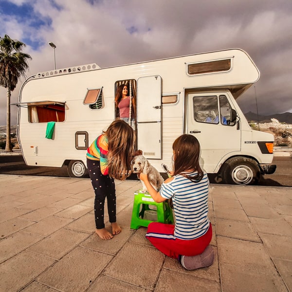 Yafekama-Vanlife-Familie-im-Wohnmobil